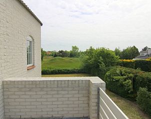 Enjoy the green view from the balcony of Holiday home F 675 in De Cocksdorp, Texel, an ideal vacation home on the Wadden Islands.