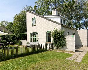 Das Ferienhaus F 789 in De Cocksdorp, Texel, bietet eine charmante Unterkunft im Freien mit einer Terrasse und grner Umgebung auf den Watteninseln.