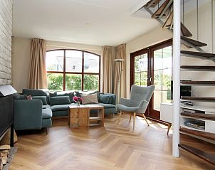 Gemtliches Wohnzimmer im Ferienhaus F 789, De Cocksdorp, Texel mit gerumiger Sitzecke und Gartenblick, ideal fr einen entspannten Aufenthalt.