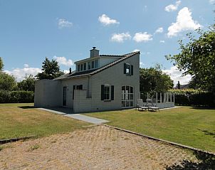 Vakantiehuis F 686 in De Cocksdorp, Texel biedt een serene tuin en terras voor ontspanning op de Waddeneilanden.