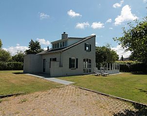 Vakantiehuis F 686 in De Cocksdorp, Texel biedt een serene tuin en terras, ideaal voor ontspanning op de Waddeneilanden.