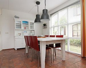 Gezellige eetkamer van Vakantiehuis E 646 in De Cocksdorp, Texel. Ruime binnenruimte met veel lichtinval en moderne inrichting.