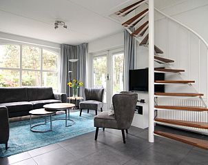 Gezellige woonkamer van Vakantiehuis F 627 in De Cocksdorp, Texel met moderne inrichting en uitzicht op de natuur van de Waddeneilanden.