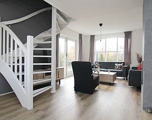 Lichte en ruime woonkamer van Vakantiehuis E 507 in De Cocksdorp, Texel. Gezellig interieur met uitzicht op de natuur van de Waddeneilanden.