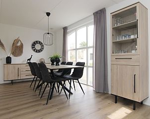 Stijlvolle eetkamer van Vakantiehuis E 507 in De Cocksdorp, Texel met ruime eettafel en veel natuurlijk licht.