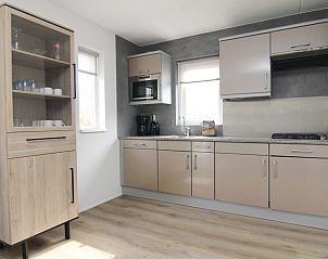 Moderne keuken in Vakantiehuis E 507, De Cocksdorp, Texel. Geniet van comfort en functionaliteit in deze ruime vakantiewoning op de Waddeneilanden.