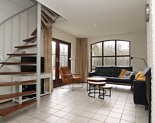 Lichte woonkamer van Vakantiehuis F 625 in De Cocksdorp, Texel met moderne inrichting en uitzicht op de natuur van de Waddeneilanden.