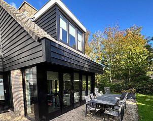 Vakantiehuis G 049 in De Cocksdorp, Texel biedt een zonnig terras en moderne architectuur voor een ontspannen verblijf op de Waddeneilanden.
