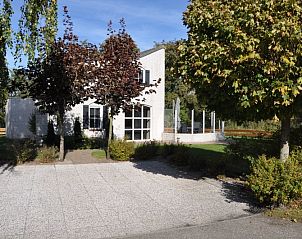 Vakantiehuis F 778 in De Cocksdorp, Texel biedt een serene buitenruimte met groene omgeving en ruim terras voor ontspanning op de Waddeneilanden.