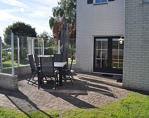 Geniet van het zonnige terras bij Vakantiehuis F 778 in De Cocksdorp, Texel. Ideale plek om te ontspannen op de Waddeneilanden.