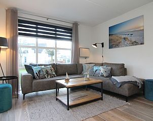 Gezellige woonkamer van Vakantiehuis F 778 in De Cocksdorp, Texel, met comfortabele zithoek en uitzicht op de groene omgeving.