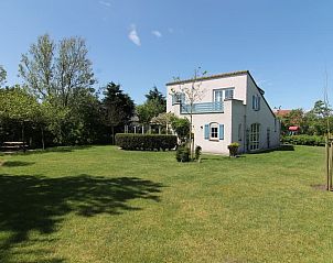 Vacation home F 681 in De Cocksdorp, Texel with spacious garden and green surroundings on the Wadden Islands, ideal for a relaxing stay.