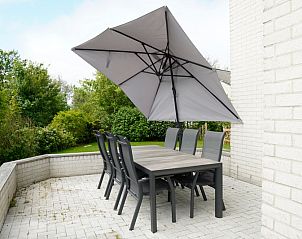 Geniet van de serene tuin en het ruime terras bij Vakantiehuis F 759 in De Cocksdorp, Texel, ideaal voor ontspannen buitenmaaltijden.