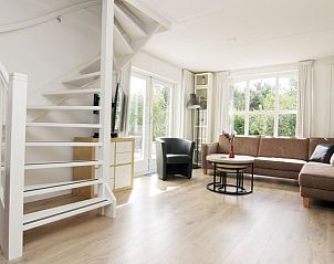 Lichte woonkamer van Vakantiehuis F 759 in De Cocksdorp, Texel, met moderne inrichting en uitzicht op de groene omgeving.