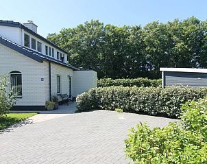 Vakantiehuis F 776 in De Cocksdorp, Texel biedt een serene buitenruimte met groene omgeving en ruime oprit, ideaal voor een ontspannen verblijf.