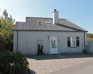 Vakantiehuis E 413 in De Cocksdorp, Texel, biedt een charmante buitenkant met een zonnig terras op de Waddeneilanden.