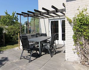 Zonnig terras met moderne meubels bij Vakantiehuis E 413 in De Cocksdorp, Texel, ideaal vakantiehuis op de Waddeneilanden.