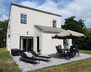 Geniet van het terras van Vakantiehuis E 614 in De Cocksdorp op Texel, een ideale vakantiewoning op de Waddeneilanden met comfortabele ligstoelen.