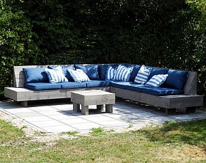 Ontspan op het terras van Vakantiehuis E 614 in De Cocksdorp, Texel, omringd door natuur op de Waddeneilanden.