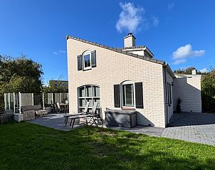 Das Ferienhaus F 561 in De Cocksdorp, Texel, bietet eine Sonnenterrasse und einen grnen Garten zur Entspannung auf den Watteninseln.