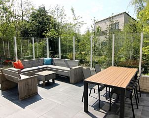 Genieen Sie die grozgige Terrassenumgebung des Ferienhauses F 561 in De Cocksdorp, Texel. Perfekt fr Entspannung inmitten der Natur der Watteninseln.