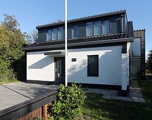 Vakantiehuis E 525 in De Cocksdorp, Texel, biedt een moderne buitenkant en rustige omgeving op de Waddeneilanden.