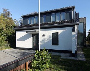 Vakantiehuis E 525 in De Cocksdorp, Texel, biedt een moderne buitenkant met ruime tuin, ideaal voor een ontspannen verblijf op de Waddeneilanden.