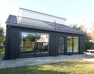 Vakantiehuis E 525 in De Cocksdorp, Texel, biedt een moderne buitenruimte met terras en groene omgeving op de Waddeneilanden.