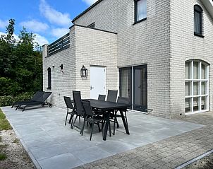 Ruim terras bij Vakantiehuis F 765 in De Cocksdorp, Texel. Geniet van de buitenlucht in dit comfortabele vakantiehuis op de Waddeneilanden.