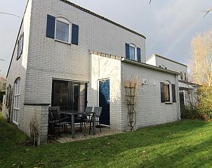 Vakantiehuis E 660 in De Cocksdorp, Texel biedt een charmante buitenruimte met terras en groene tuin, ideaal voor ontspanning op de Waddeneilanden.