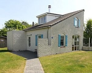 Vakantiehuis F 788 in De Cocksdorp op Texel biedt een charmante buitenkant met een zonnig terras en groene tuin, ideaal voor ontspanning.