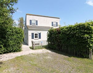 Vakantiehuis E 634 in De Cocksdorp, Texel, Waddeneilanden, omringd door groene natuur en een charmante tuin, ideaal voor een ontspannen verblijf.