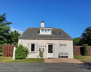 Vakantiehuis E 409 in De Cocksdorp, Texel, biedt een charmant verblijf met een uitnodigende voorgevel en rustige omgeving op de Waddeneilanden.