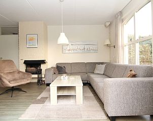 Gezellige woonkamer van Vakantiehuis E 409 in De Cocksdorp, Texel, met comfortabele zithoek en veel natuurlijk licht.