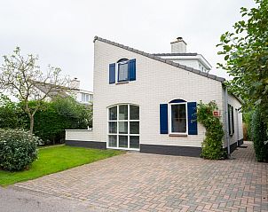 Vakantiehuis E 541 in De Cocksdorp, Texel biedt een charmant verblijf met een uitnodigende voorgevel en groene tuin op de Waddeneilanden.