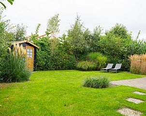 Rustige tuin van Vakantiehuis E 541 in De Cocksdorp, Texel. Geniet van de natuur en ontspanning op het Waddeneiland.