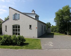 Vakantiehuis E 501 in De Cocksdorp, Texel, Waddeneilanden biedt een charmante buitenkant met ruime tuin en rustige omgeving.