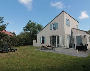 Vakantiehuis E 501 in De Cocksdorp, Texel biedt een ruime tuin en terras voor ontspanning te midden van de prachtige natuur van de Waddeneilanden.