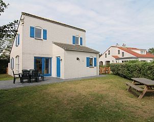 Vakantiehuis E 421 in De Cocksdorp, Texel biedt een ruim terras en groene tuin voor ontspanning op de Waddeneilanden.