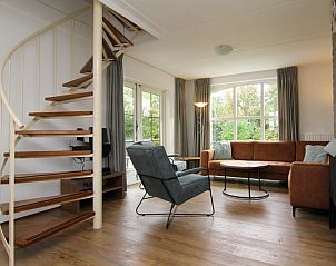 Gezellige woonkamer van Vakantiehuis E 421 in De Cocksdorp, Texel met ruime zithoek en uitzicht op de groene omgeving van de Waddeneilanden.