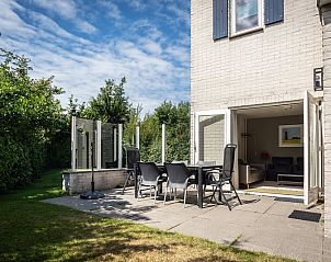 Enjoy the sunny garden and terrace of Holiday home E 511 in De Cocksdorp, Texel, ideal for a relaxing stay on the Wadden Islands.