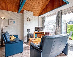 Gezellige woonkamer van Vakantiehuis Slufterhoek 110 in De Cocksdorp, Texel, met comfortabele zitplaatsen en uitzicht op de tuin.