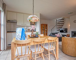 Gezellige binnenruimte van vakantiehuis Annemein in De Cocksdorp, Texel, met eethoek en open keuken, ideaal voor een ontspannen verblijf.