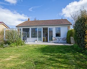 Vakantiehuis Slufterhoek 080 in De Cocksdorp, Texel biedt een zonnig terras en groene tuin voor ontspanning op de prachtige Waddeneilanden.