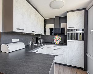 Moderne keuken in Vakantiehuis Slufterhoek 080, De Cocksdorp, Texel. Geniet van comfort en stijl tijdens uw verblijf op de Waddeneilanden.