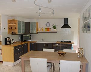 Moderne keuken in Bungalow Tamarisk 210, De Cocksdorp, Texel. Gezellige binnenruimte met eethoek en volledig uitgeruste keuken.