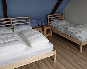 Gemtliches Schlafzimmer im Ferienhaus Kikkerpoel, De Cocksdorp, Texel mit zwei Einzelbetten und Holzboden.