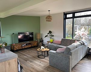 Stijlvolle woonkamer van Bungalowpark Slufteroord - De Bolhoed in De Cocksdorp, Texel met moderne inrichting.