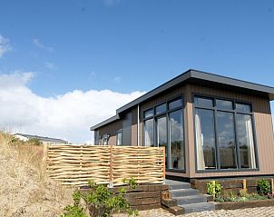 Chalet 11 Newport in De Cocksdorp, Texel met moderne architectuur en ruime ramen voor natuurlijk licht.