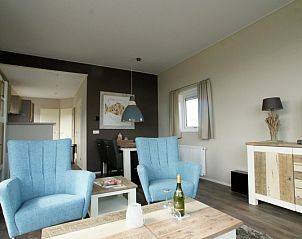 Open leefruimte in Chalet 11 Newport, De Cocksdorp, Texel met comfortabele zitplaatsen en natuurlijke verlichting.